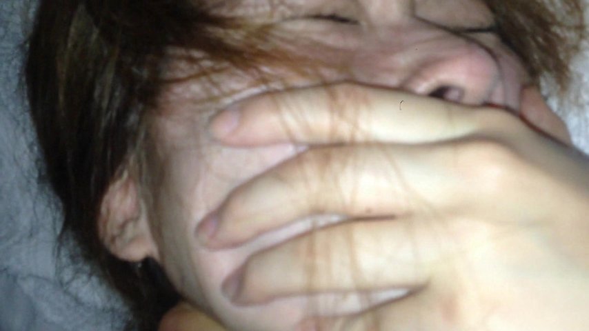 独自租屋MM一边哭着一边被陌生男子掐着脖子狂操