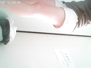 极品气质白富美女孩嘘嘘被偷拍