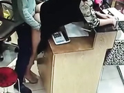 监控摄像机全程拍摄 服装店老板娘边看店边偷情 好象有人进来了 还假装没事