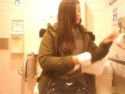 高级写字楼女厕TP这的白领有气质大多喜欢穿丝袜