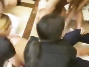 十几个美女把一个男人按在地上，无奈被脱裤子玩鸡巴