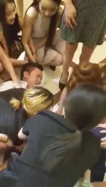十几个美女把一个男人按在地上，无奈被脱裤子玩鸡巴