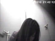 超男双镜头200提包包的靓女,阴毛杂乱,翘着兰花指擦