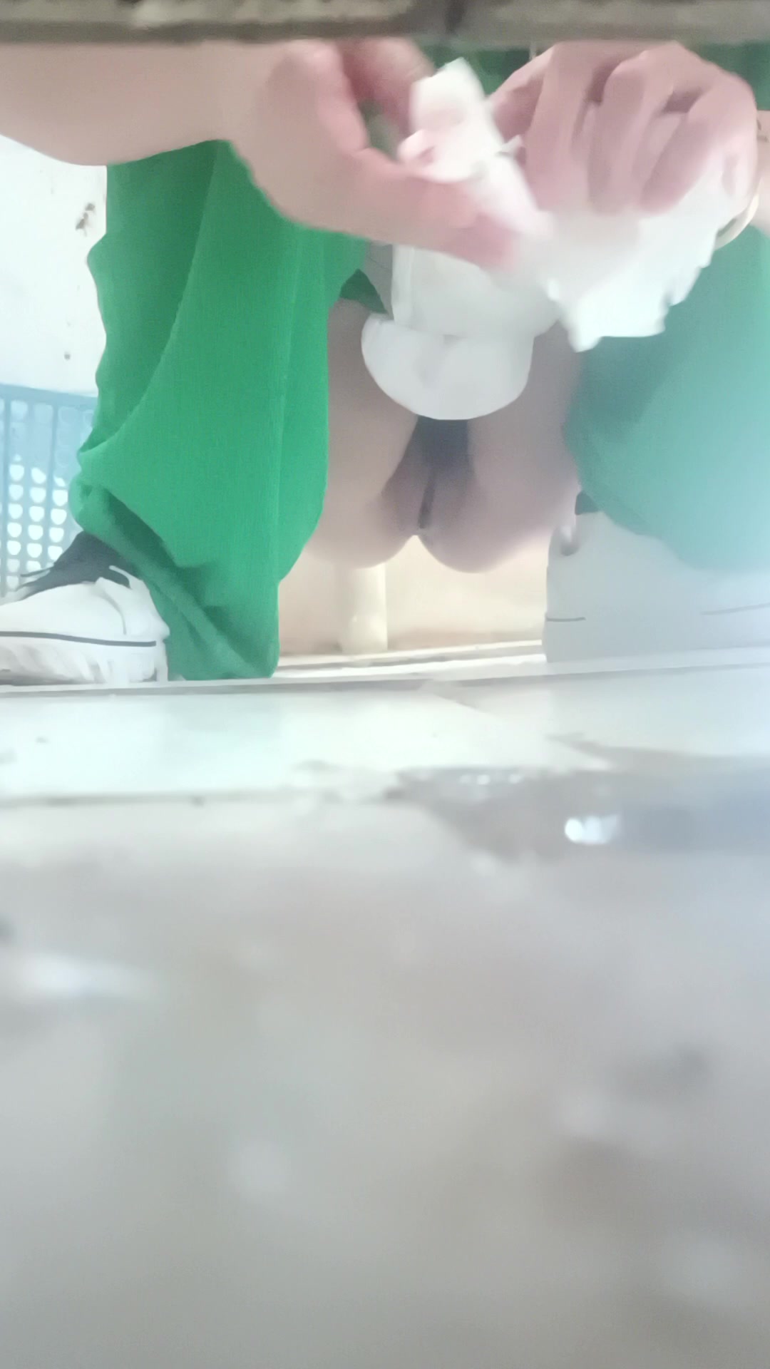 拍到一只绿裤子少妇，还来着月事