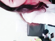 妈妈以为儿子缝衣服为由勾引儿子啪啪
