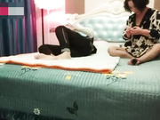 母子乱伦_淫荡骚妈风韵犹存_情趣网袜儿子啪啪