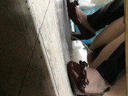 國內廁拍大神潛伏商場公共女廁偷拍兩個超正點極品妹子如廁噓噓 雪白大屁股讓人看得欲火焚身 1080P高清原版