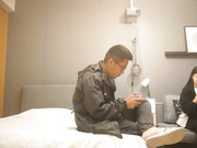 探花偷拍-蜂腰翘臀清纯小姐姐被大叔暴力操哭了
