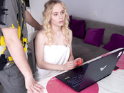 我干了我继母的女朋友，在她美丽的脸上完成了射精