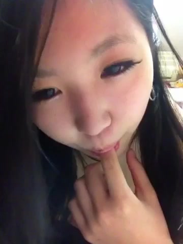 漂亮可爱MM销魂吸允手指神情恍惚 插穴穴时表情享受 清晰听到淫水声