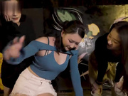 女优酒精路跑 醉后随机抓人打炮