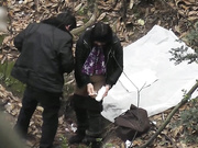 猥瑣中年大叔公園密林中約了個豐滿兼職少婦啪啪野戰 貌似下面保養的還不錯感覺超級爽～720P高清