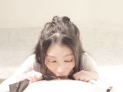 长发大眼学妹深喉裹屌