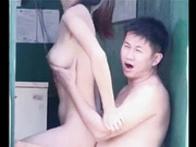 精品推薦 仙桃奶子的美女和強壯猛男大白天在河邊魚排上激情啪啪 好漂亮的一對仙桃奶子晃來晃去 1080P原版高清