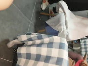 兩個很會玩放得開的大波白皙輕熟女少婦居家和猥瑣眼鏡哥玩3P遊戲 穿著開檔絲襪輪流雙插幹得嗷嗷直叫 表情淫蕩 露臉高清