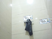 某大型商場公共衛生間拍攝到的各式美女少婦如廁 貌似有個時尚四眼妹逼逼很幹凈啊 1080P高清