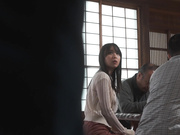 [JUQ-724] 「まひろちゃん、大きくなったね…。」 実家に帰るといつも二人の叔父さんに呼び出されて…。 市来まひろ - 1of5