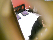 主題酒店稀有房拍攝到的逼毛幾根根的E杯大奶人妻與情人開房愛愛 各種體位爆幹淫水太多 露臉高清