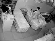 最新流出-某養生館美容院夫妻倆關門後當著睡著的兒子面瘋狂啪啪過性生活（完整版）～720P高清