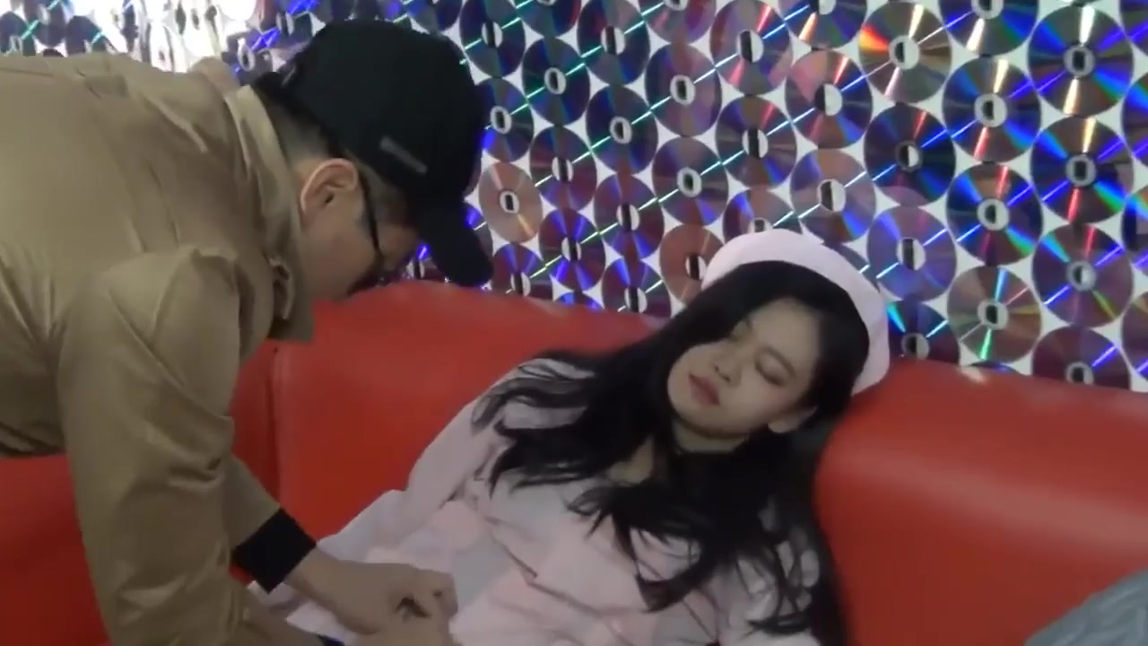 顏值身材一級棒的漂亮包臀裙氣質美女劇情演繹下班回來的性感護士被猥瑣大叔尾隨到家強幹 捆綁SM調教呻吟刺激～720P原版高清