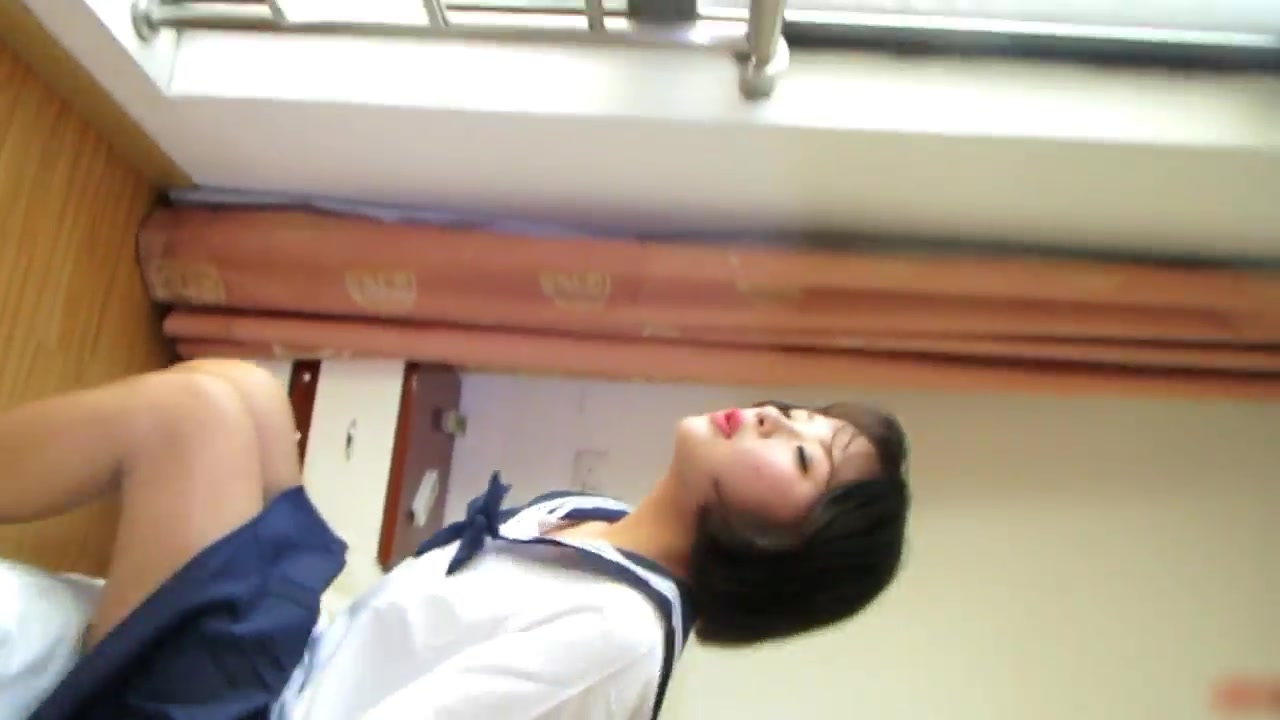 社会经验不足的女大学生被冒牌摄影师导演套路了宾馆私拍 夹得紧紧的稀毛BB还来大姨妈了 对白精彩