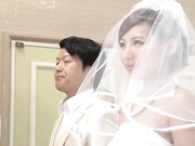 结婚最后的交接仪式，就是爸爸操完女儿，然后托付给女婿。