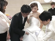 结婚最后的交接仪式，就是爸爸操完女儿，然后托付给女婿。