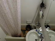 精品推薦 浴室偷裝針孔攝像頭偷拍同居閨蜜女友洗澡 在裏面偷偷自慰壹臉淫騷樣 1080P高清原版