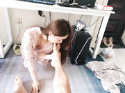 【雲盤不慎泄密】顏值酷似某著名女星X歐的女神級性感美女與男友瘋狂啪啪調教自拍 玩著遊戲趴桌子下面吃雞巴 帶上鏈子沙發上幹 國語高清