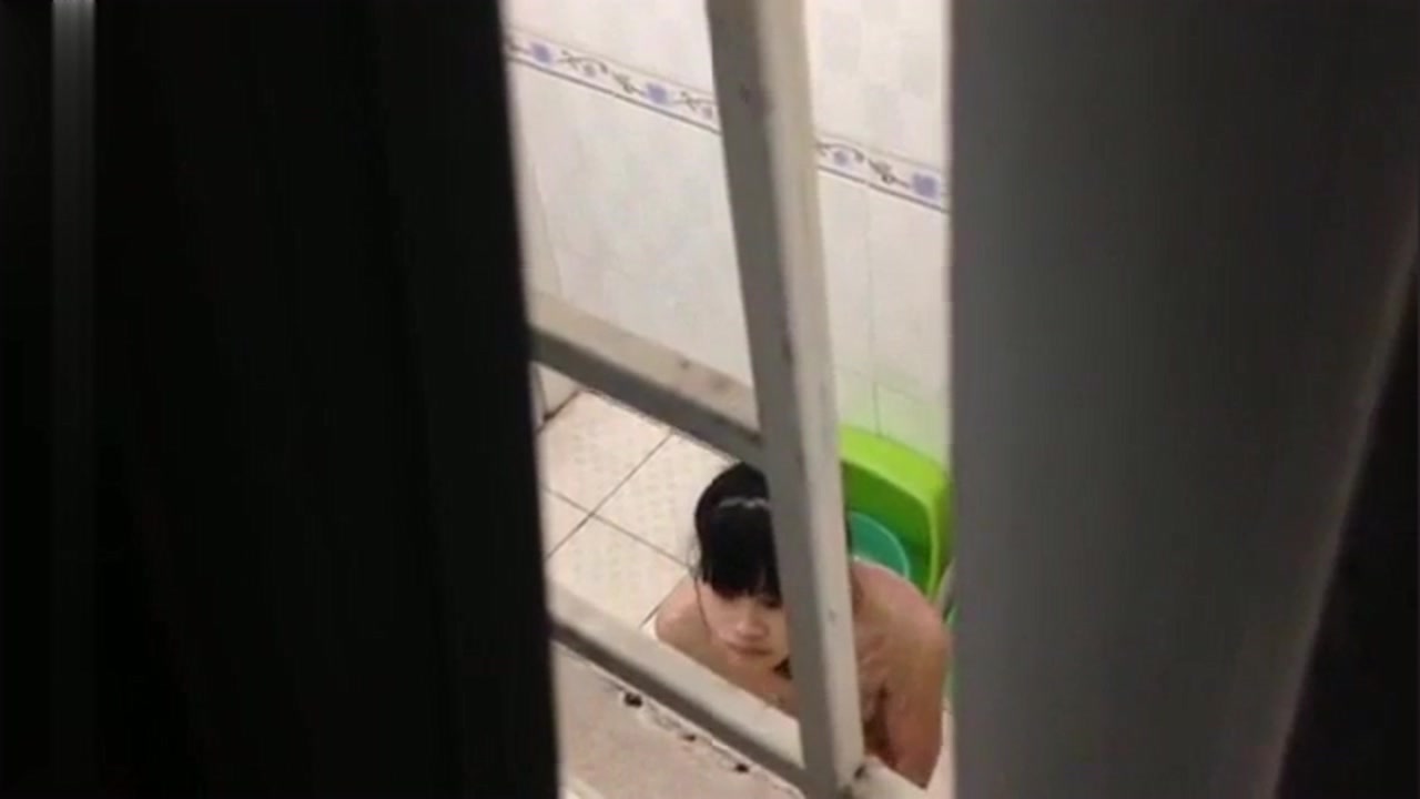 精品推薦 晚上睡不著趴窗戶偷窺鄰居出租屋打工妹子洗澡 貌似下面毛毛還挺多看得欲火焚身 720P高清原版