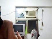 四眼打工仔出租屋約了個網聊認識的年輕可愛在校嫩妹子啪啪打炮 貌似經驗不多 叫床聲很嗲 國語對白