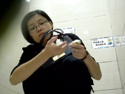 某大型商場公共衛生間拍攝到的各式美女少婦如廁 有個短裙妹子肥嫩逼逼貌似還未開苞啊 1080P高清原版