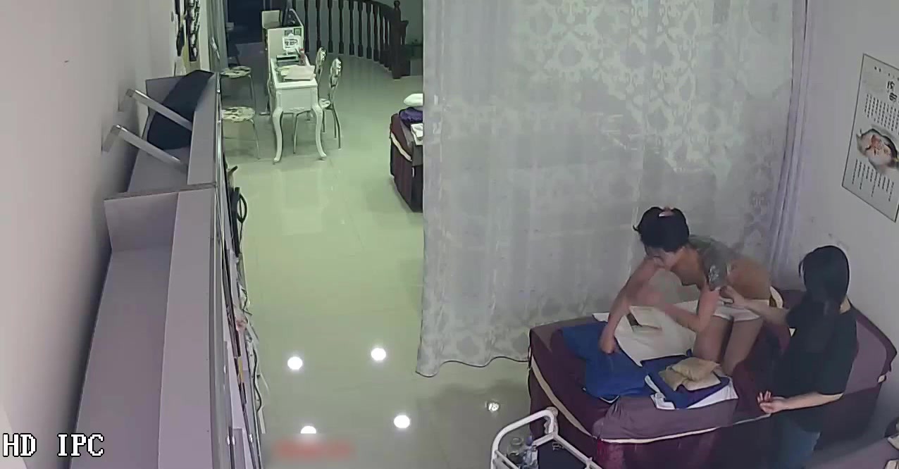 養生館攝像頭黑客破解拍攝到的身材不錯的妹子做理療 顏值蠻不錯的去隆一下胸就更完美了 露臉高清