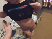最新流出-童顏混血大眼小仙女系列之馬尾辮齊逼牛仔褲緊身T恤裝蠻腰翹臀直接爆菊無套內射中出 1080P高清原版