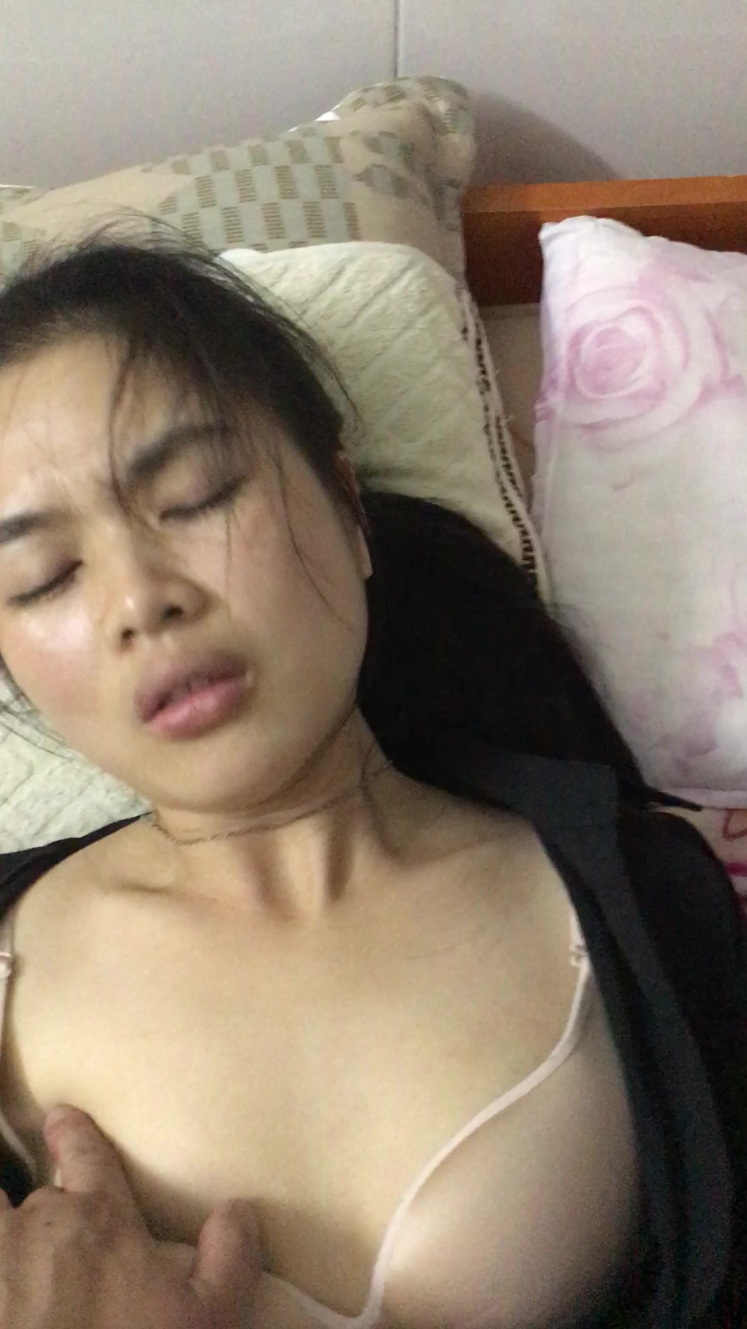 周末約啪漂亮風騷小秘書 穿著情趣OL制服裝沒脫直接插入花心 人美逼浪插幾下就淫水直流 完美露臉 1080P高清原版