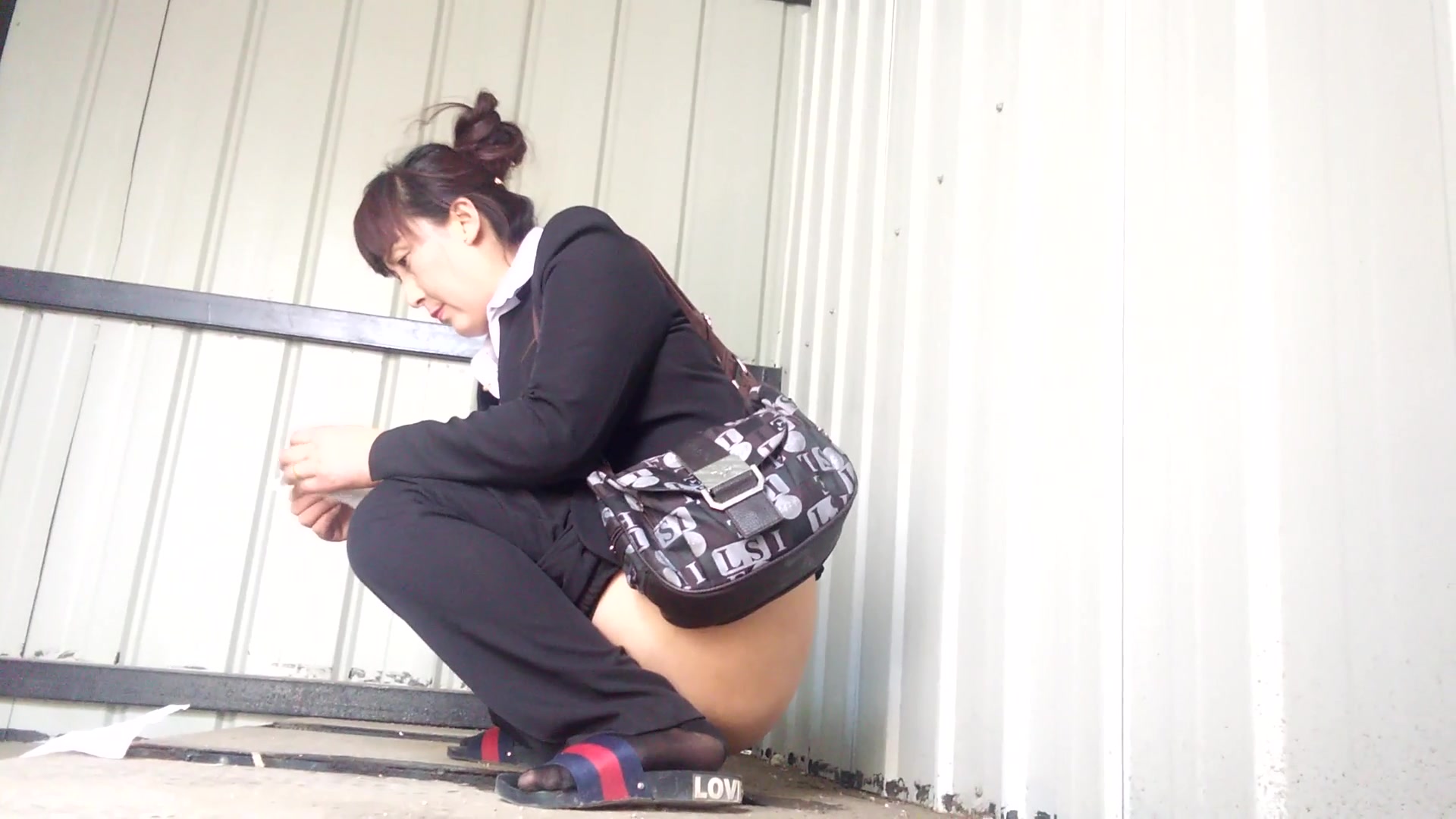 精品推薦 縣城廣場旁邊簡易旱廁側面拍攝各式美女少婦如廁 貌似拍攝的時候有人看過來就不停抖動 1080P高清
