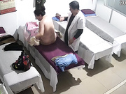 豐滿大奶熟女中醫按摩養生館享受猥瑣老中醫的按摩服務 受不了直接啪啪肏了3次過足了癮 720P高清原版