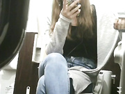 最新流出某寫字樓公共女廁拍攝到的各式美女如廁 貌似有個妹子喜歡邊尿邊玩手機 1080P高清原版