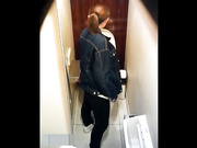 精品推薦 公司餐廳衛生間拍攝各式白領同事如廁 貌似有個美女尿尿的時候大腿內則有點癢～720P高清
