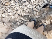 周末和可愛風騷女友郊外樹林裏啪啪野戰 跪舔雞巴翹臀後入幹得高潮連連 露臉高清