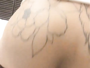 紋身漂亮妹子鏡頭前與男友現場表演雙人啪啪大秀 跪舔雞巴翹臀後入幹得直叫求饒 對白淫蕩