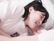 [AKDLD-323] えっ、マジ！！ラッキーな展開！！ 夜寝てたら布団の中で友達の彼女がチンポをシャブってきた - 4of5