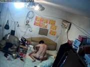 最新流出居家攝像頭破解拍攝到的小夫妻出租屋過性生活 剛開始玩手機沒心情操被摸的淫水直流 受不了了求著老公插入～720P高清