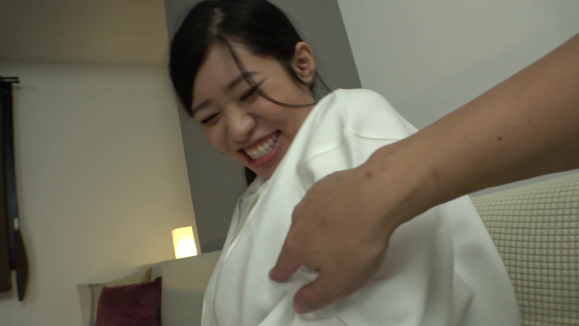 [BEAF-166] 男性経験少な目、お店のエロ本見て興奮しちゃってパンツ濡らすド淫乱書店勤務女子 - 1of5