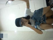 最新流出作品-某商場公共衛生間拍攝到的黑絲眼鏡OL制服美女尿尿 無死角窺視美穴嫩穴絕對誘惑 原版高清