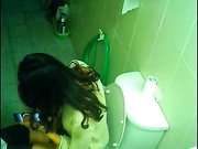 某飯店男女共用衛生間俯視偸拍各式美女少婦如廁噓噓 有個制服眼鏡妹子撅著大屁股看得讓人欲火焚身 720P高清原版