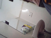 贵在真实，咸湿房东在卫生间暗装针孔摄像，偷拍合租年轻姐妹花日常洗漱洗澡