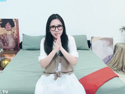 極品氣質白虎粉穴女孩Amy皮膚好的原因就是用精液敷臉。