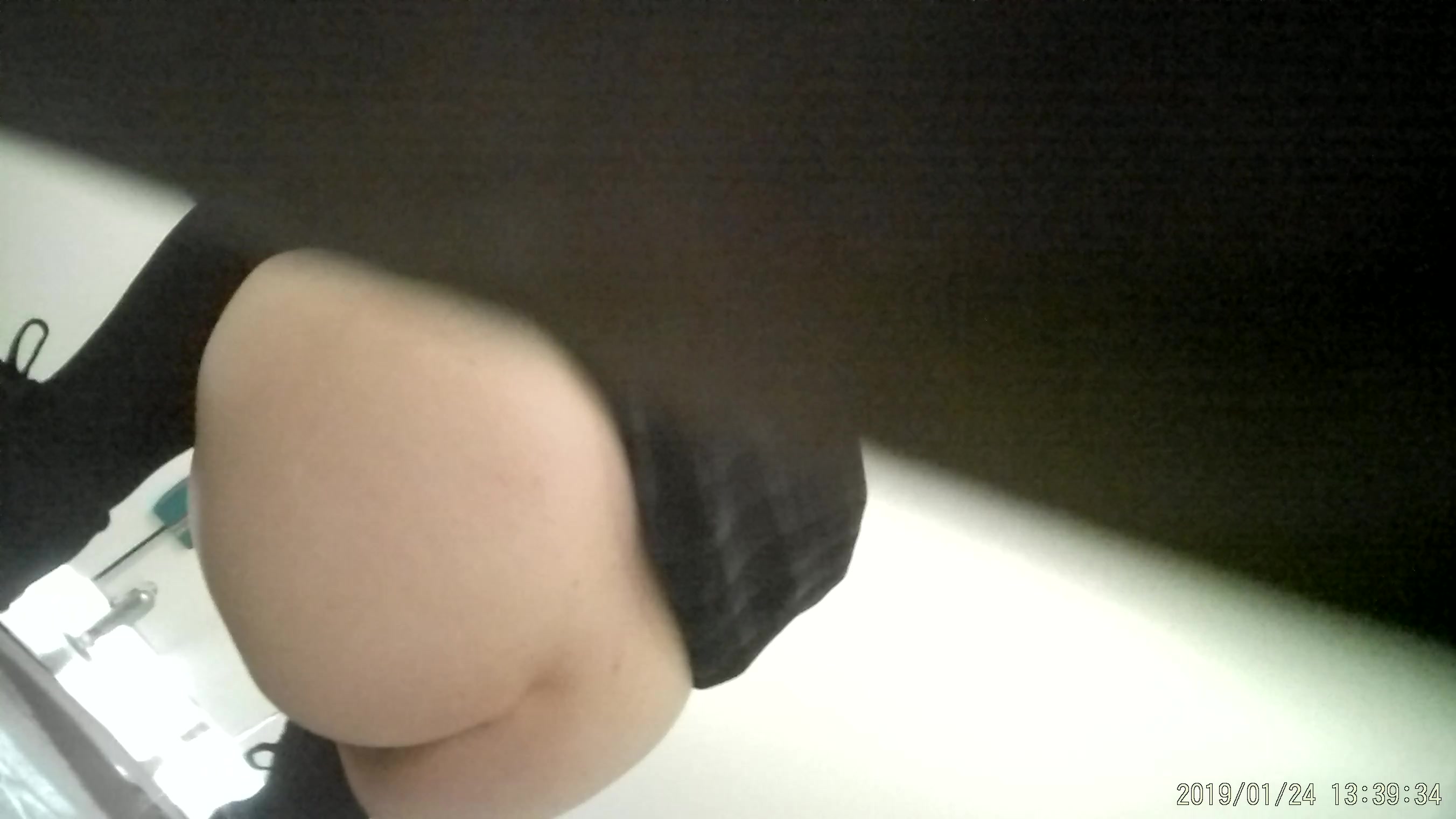 【精品厕拍】，女厕所多角度真实偷拍，数位小姐姐方便，脸逼同框赏逼赏脸，太刺激了