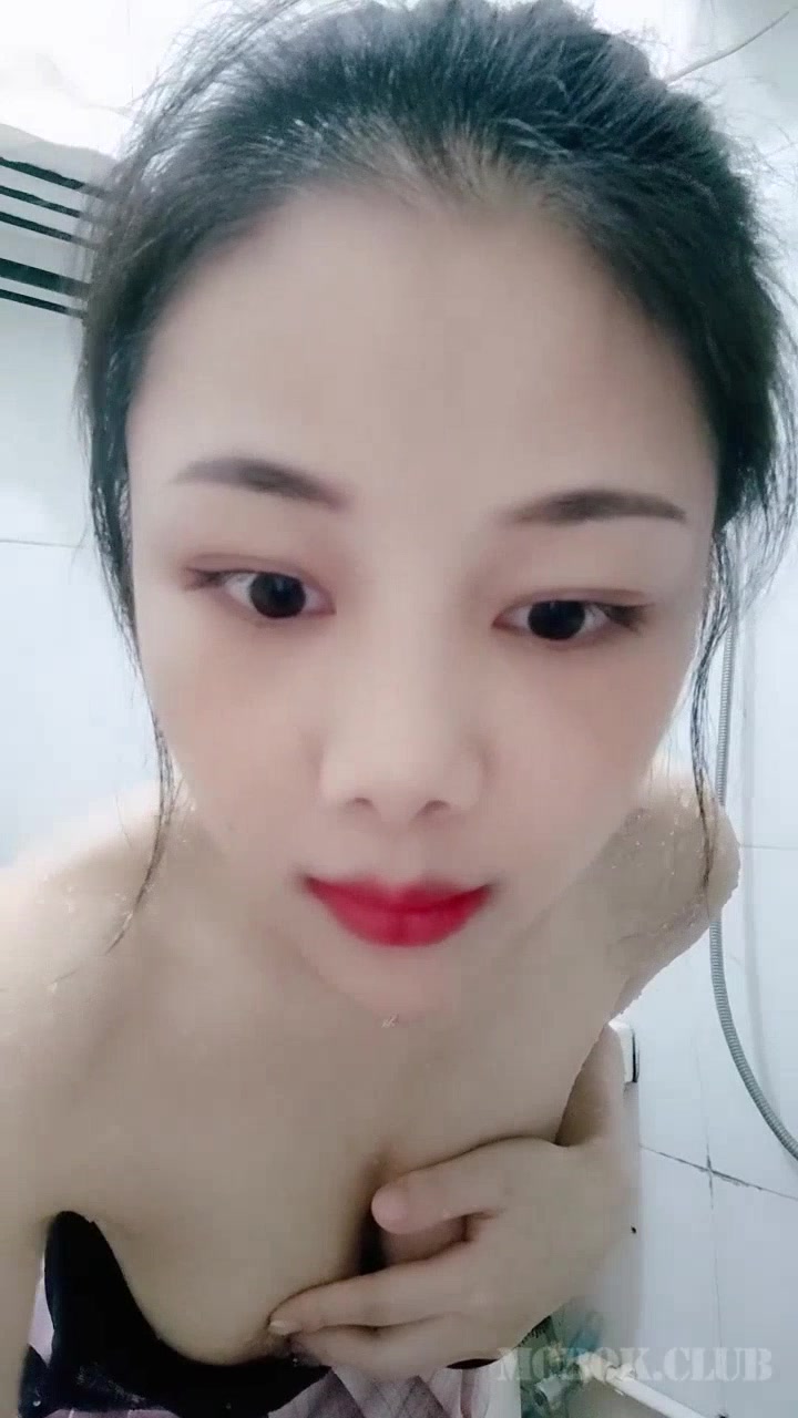 呆萌可愛OO後馬尾辮軟妹子,笑起來很甜,JK齊逼小短裙浴室濕身誘惑